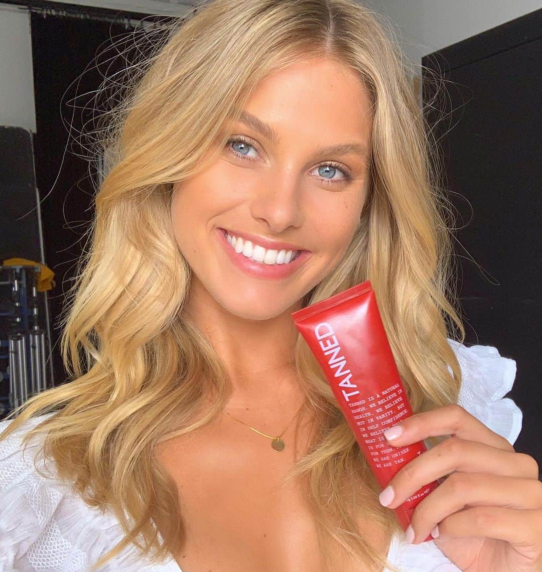 ナタリー・ジェーン・ローザーのインスタグラム：「Hair & makeup ready with my skin prepped with @tannedaustralia ❤️💃🏼 #HappyFriday Hope you all have a fantastic weekend! 🙌🏼」