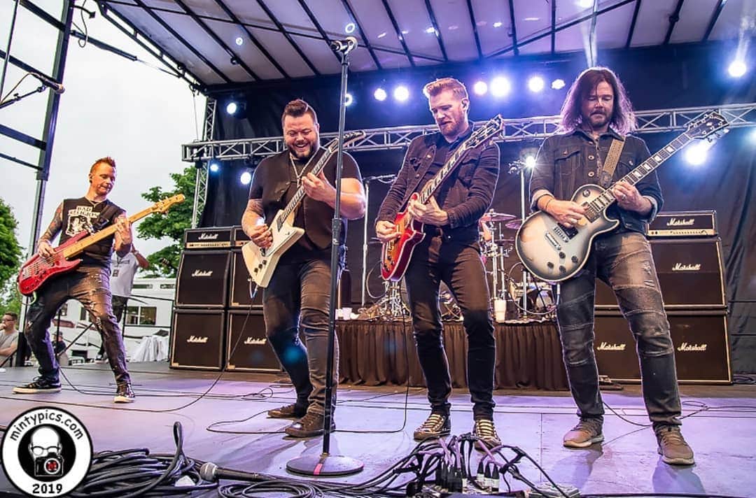 ヒンダーのインスタグラム：「Rockin’ it out this Friday 🎸 -- We can’t wait to see you, South Dakota!  Tag #Lucky7Tour to follow along on our tour  #makemusicday 📸: @mintypicsflint」