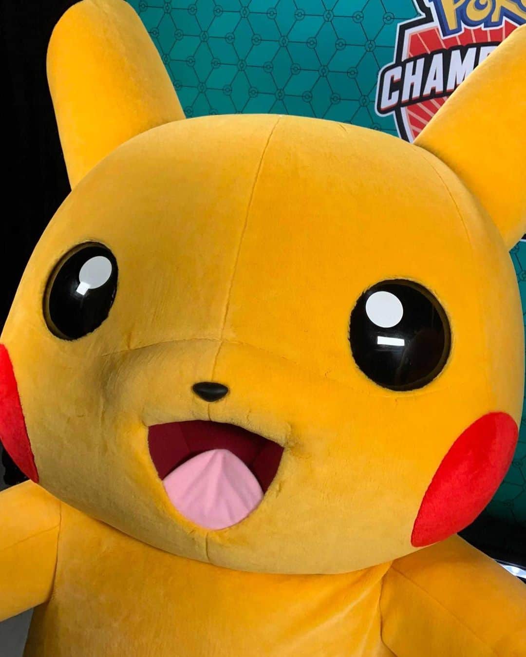 Pokémonさんのインスタグラム写真 - (PokémonInstagram)「Getting the perfect selfie is all about hitting the right angles—just ask Pikachu and Eevee!  We’re celebrating #NationalSelfieDay at the 2019 Pokémon North America International Championships, Trainers.  If you’re here too, we want to see your selfies with Pikachu and Eevee! Use #PlayPokemon to show us your best shots.」6月22日 1時05分 - pokemon