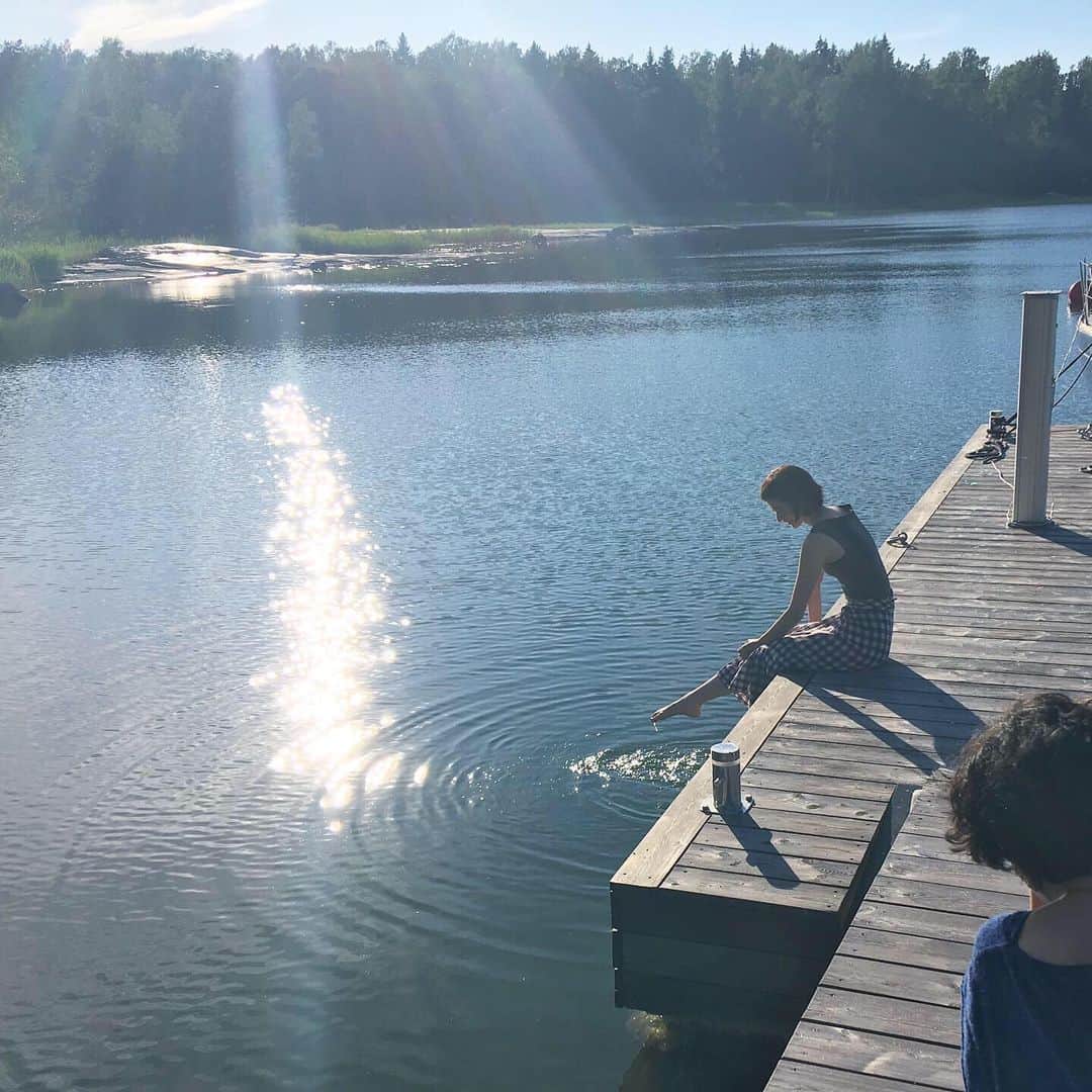 リンネルさんのインスタグラム写真 - (リンネルInstagram)「夏至祭の時期に フィンランド、ラトビア、エストニア の田園地帯をめぐるツアーに参加しています フィンランド🇫🇮では スモークサウナ🧖‍♀️からの 湖や海へのダイブ！に挑戦。  北欧の夏のながーーい昼を 楽しみます。  今年もリンネル12月号 （10／20売）は 北欧特集号です🌲  #田園ツーリズム #フィンランド #夏至祭  #北欧特集  @gorural_fin.est.lat」6月22日 1時06分 - liniere_tkj