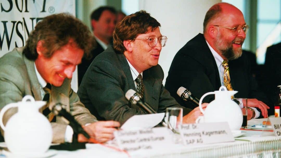 SAPさんのインスタグラム写真 - (SAPInstagram)「In this photo, @Microsoft's founder, @thisisbillgates, visits SAP Headquarters in Walldorf to speak about the success of R/3 on the Microsoft Windows NT platform. Do you know what year this visit took place?  #FlashbackFriday #software #technology #FBF」6月22日 1時19分 - sap