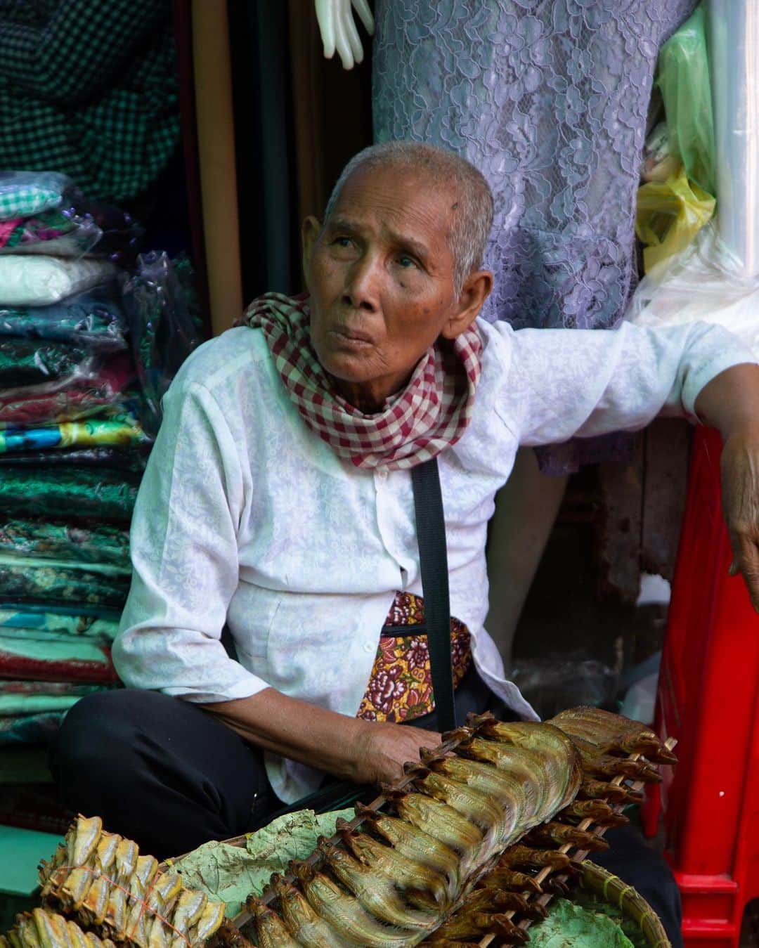 Shunsuke Miyatakeのインスタグラム：「A vendor selling fish in front of apparel shop.」