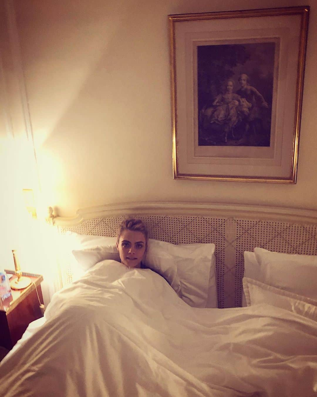 デレク・ブラスバーグさんのインスタグラム写真 - (デレク・ブラスバーグInstagram)「Snug as a bug in a rug 🐛 @caradelevingne」6月22日 1時13分 - derekblasberg