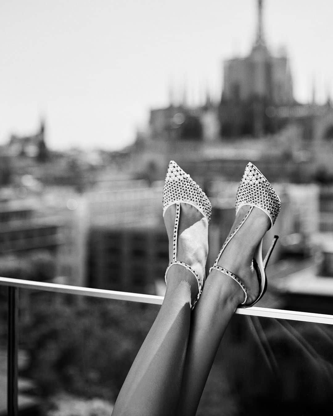 のインスタグラム：「Have you ever dreamed of being a Hollywood diva?  Make it possible with the retro vibes of our #CaovillaStelina.  #WalkOnTop . . . . #ReneCaovilla #CaovillaDream」