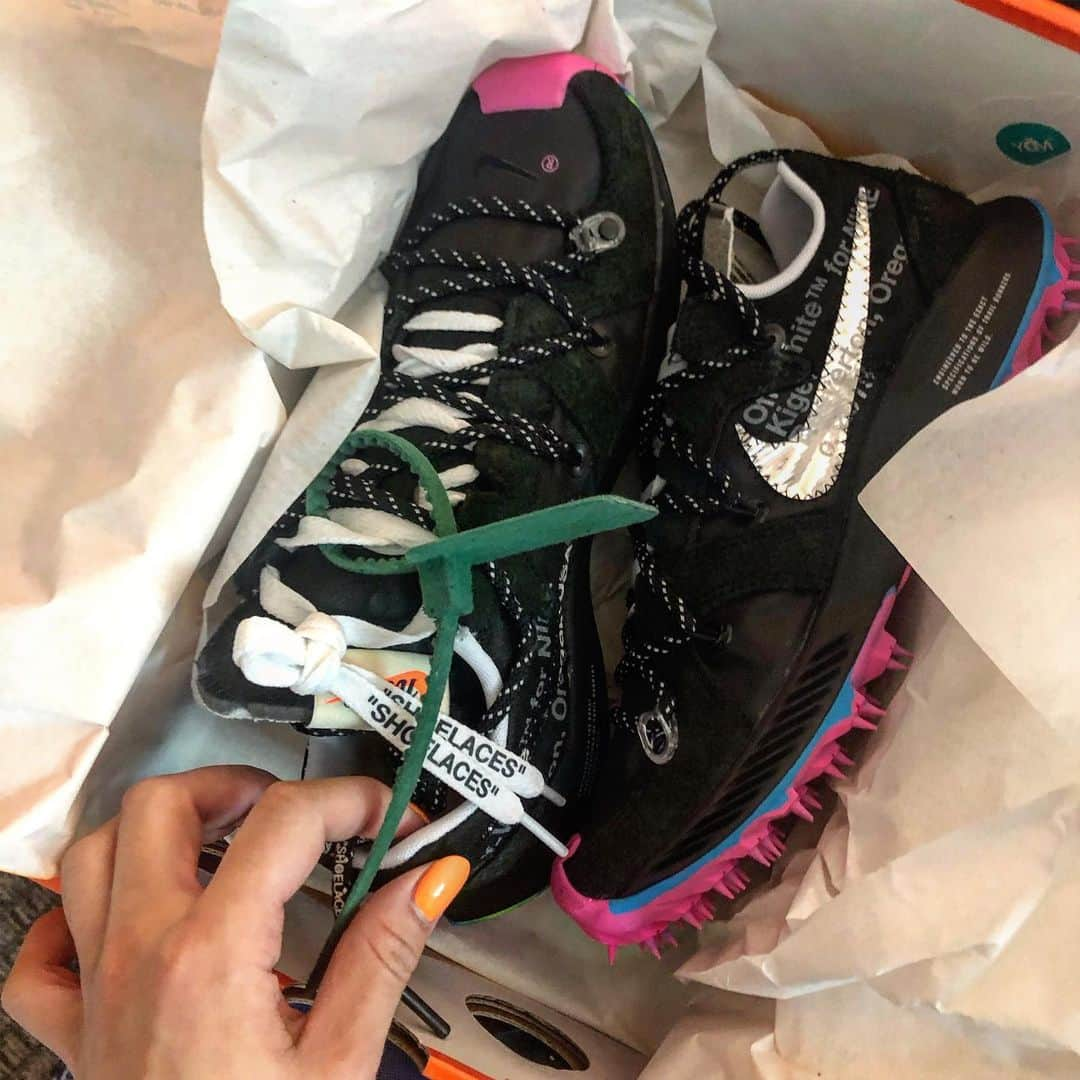 MINA MYOUNGさんのインスタグラム写真 - (MINA MYOUNGInstagram)「#zoomterrakiger5 🖤💗 땡큐 나이키🙋🏻‍♀️ . @nike @off____white」6月22日 1時15分 - minamyoung