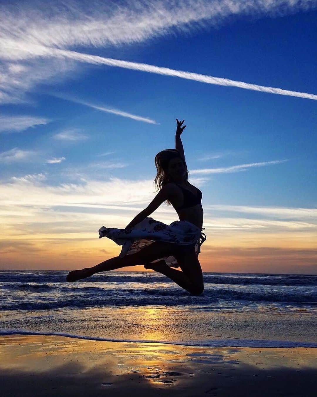 レイチェル・パーソンズのインスタグラム：「It’s beach season and I’m so happy☀️」