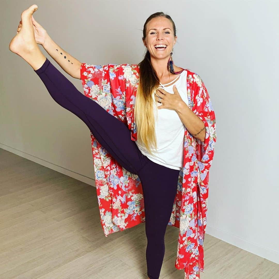 レイチェル・ブレイセンさんのインスタグラム写真 - (レイチェル・ブレイセンInstagram)「BIG DAY TODAY! ⁣ ⁣ 1 - it’s International Day of Yoga. Happy yoga day, my lovelies! ⁣ 2 - it’s Midsummer! Big celebration today for all my Swedes out there. ⁣ 3 - we just shot our first proper “live” yoga class straight from the Luna Shala! Get ready for weekly classes coming your way SOON! I’ve been wanting to create a channel from the heart of @island.yoga to reach every corner of the world and we fully just made that happen. No orchestrated production but real live practice sessions from my heart to yours. I woke up this morning with the realization that we can literally curate the content we create here and put it together to create at-home weeks of healing, movement and serious transformative practice. We have everything we need and it’s what we’ve been doing for years already; it just never occurred to me before that I can custom create magic for people who may not have the means to come all the way to see us in Aruba. And soon we can do actual live sessions, too! How cool??? VERY! ⁣ 4 - it’s podcast day!!! @iamlpofficial is on the show today and it’s EPIC. Tune in to my stories for a sneak peek❤️ ⁣ 5 - love you. That is all. x😌」6月22日 1時21分 - yoga_girl