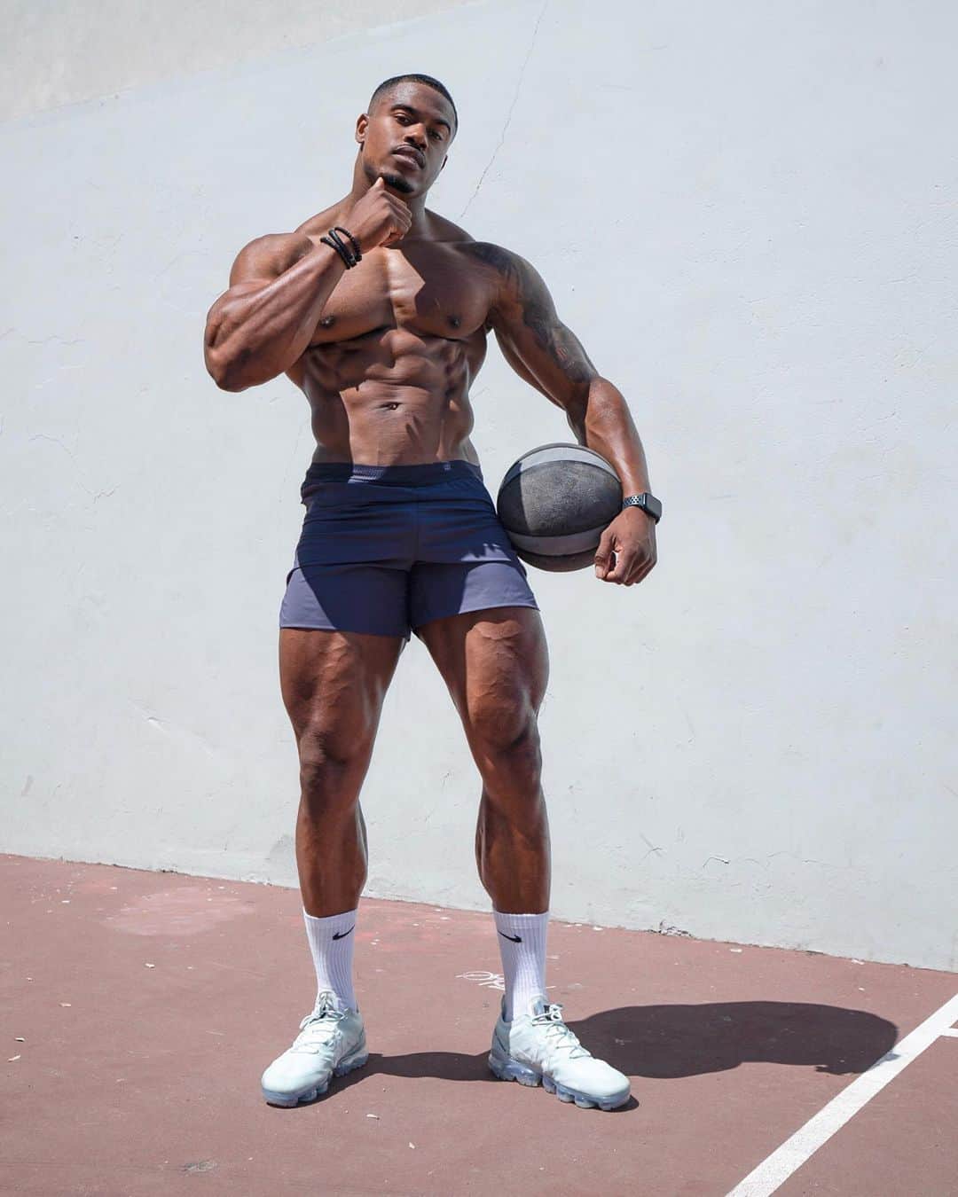 Simeon Pandaさんのインスタグラム写真 - (Simeon PandaInstagram)「Filmed a bunch of medicine ball routines, you’re going to love this one! Make sure you’re subscribed at YouTube.com/simeonpanda⁣ ⁣ I want to help you train! Get FREE diet tips and training routines, or download programs at SIMEONPANDA.COM⁣⁣ ⁣ 📷 by @jakecotreau」6月22日 1時22分 - simeonpanda