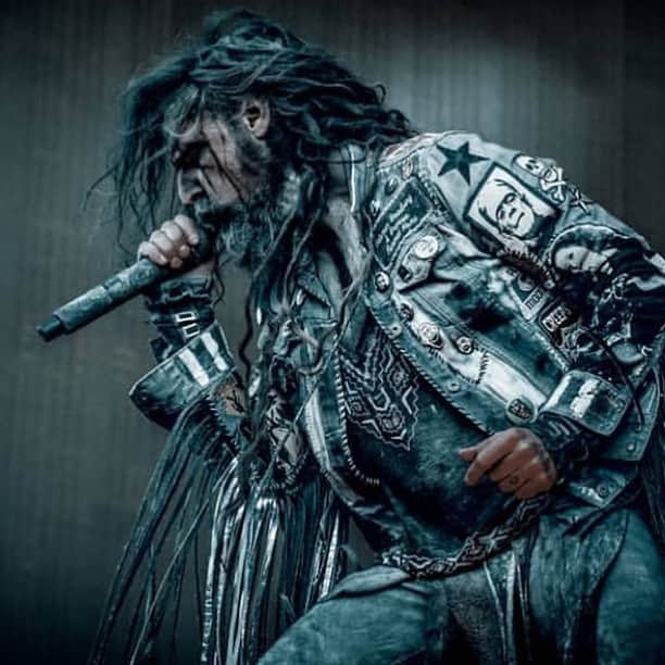 ロブ・ゾンビのインスタグラム：「Even in color I appear to be in black & white. Photo by @tivodar #robzombie #hellfest2019」