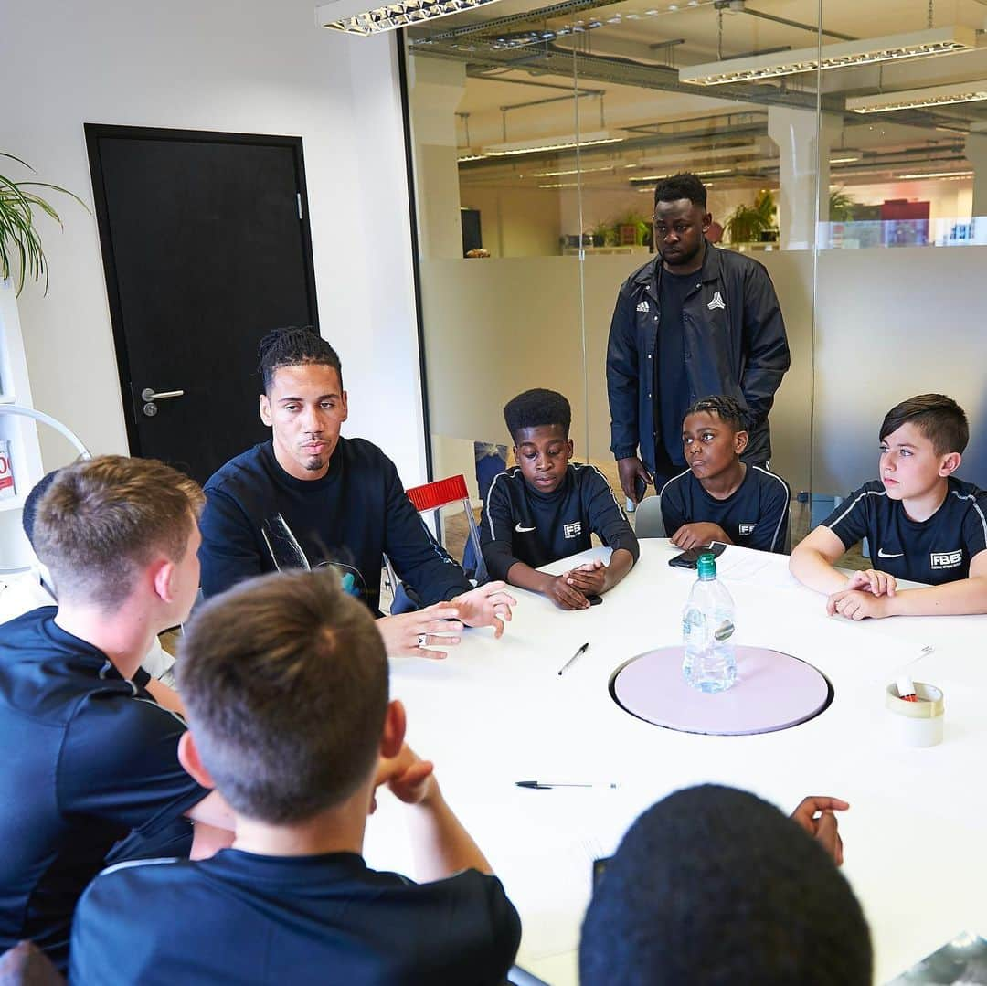 クリス・スモーリングさんのインスタグラム写真 - (クリス・スモーリングInstagram)「Had a great time back in the classroom with @footballbeyondborders ⚽️📚. Always nice to see first hand the difference the projects are making. Big thanks to Hyndburn Academy, Ladybridge Academy, Harris Aspire School, Kemnal Technology College and Beckmead School for having me and for the warm welcomes. 📸 @ollietrenchard」6月22日 1時29分 - smalling