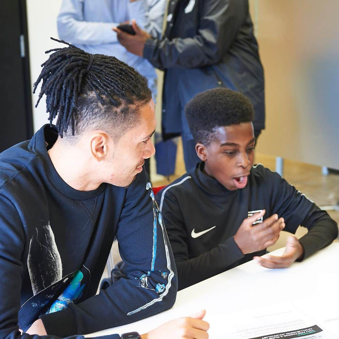 クリス・スモーリングさんのインスタグラム写真 - (クリス・スモーリングInstagram)「Had a great time back in the classroom with @footballbeyondborders ⚽️📚. Always nice to see first hand the difference the projects are making. Big thanks to Hyndburn Academy, Ladybridge Academy, Harris Aspire School, Kemnal Technology College and Beckmead School for having me and for the warm welcomes. 📸 @ollietrenchard」6月22日 1時29分 - smalling