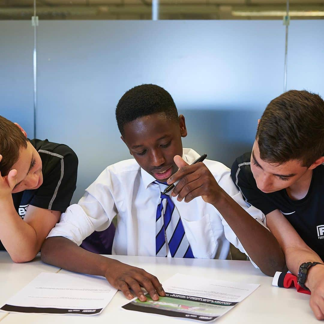 クリス・スモーリングさんのインスタグラム写真 - (クリス・スモーリングInstagram)「Had a great time back in the classroom with @footballbeyondborders ⚽️📚. Always nice to see first hand the difference the projects are making. Big thanks to Hyndburn Academy, Ladybridge Academy, Harris Aspire School, Kemnal Technology College and Beckmead School for having me and for the warm welcomes. 📸 @ollietrenchard」6月22日 1時29分 - smalling