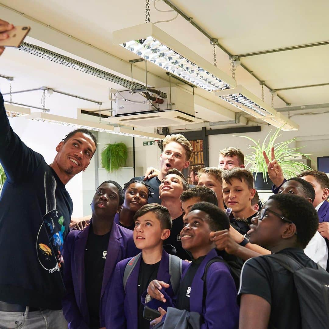 クリス・スモーリングさんのインスタグラム写真 - (クリス・スモーリングInstagram)「Had a great time back in the classroom with @footballbeyondborders ⚽️📚. Always nice to see first hand the difference the projects are making. Big thanks to Hyndburn Academy, Ladybridge Academy, Harris Aspire School, Kemnal Technology College and Beckmead School for having me and for the warm welcomes. 📸 @ollietrenchard」6月22日 1時29分 - smalling