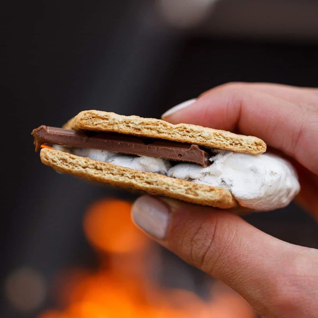 L.L.Beanさんのインスタグラム写真 - (L.L.BeanInstagram)「Hello, Buffalo! Ready to get #SmoreOutofSummer? The L.L.Bean Backyard Campsite is coming to Canalside at @BuffaloWaterfront. Join us on Sunday, 6/23 from 11AM-7PM for s’more roasting, yard games, the sounds of our national parks and more free summer fun.」6月22日 1時32分 - llbean