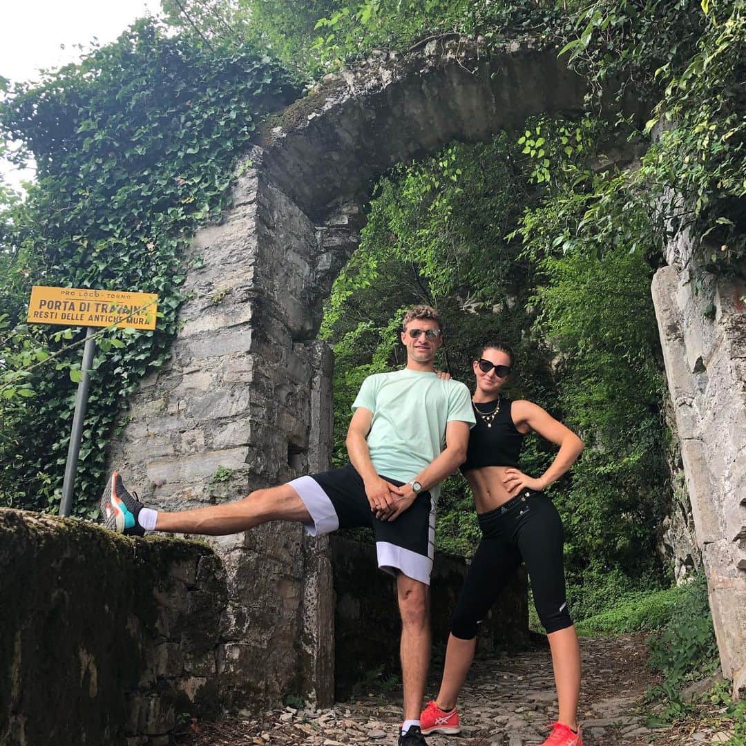 トーマス・ミュラーのインスタグラム：「We are enjoying our holidays 😀👌 #diemüllers #Urlaub #thomasmüller #lisamüller #esmuellert」