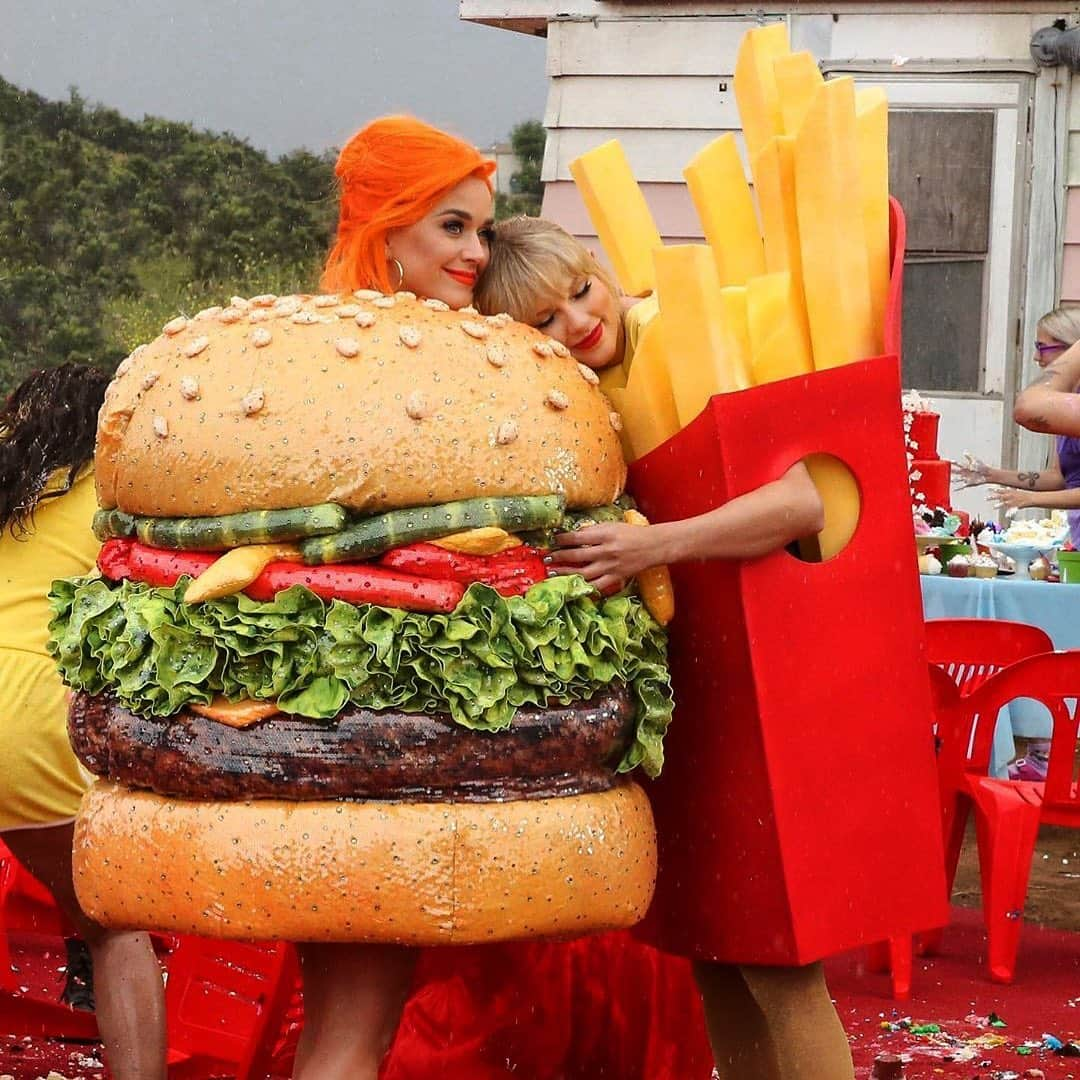 Blonde Saladさんのインスタグラム写真 - (Blonde SaladInstagram)「When you and your bff face the fact that your bikini bodies have gone🍟❤🍔 #theblondesalad #bff #summer #bikini #bodygoals #mood」6月22日 1時54分 - theblondesalad