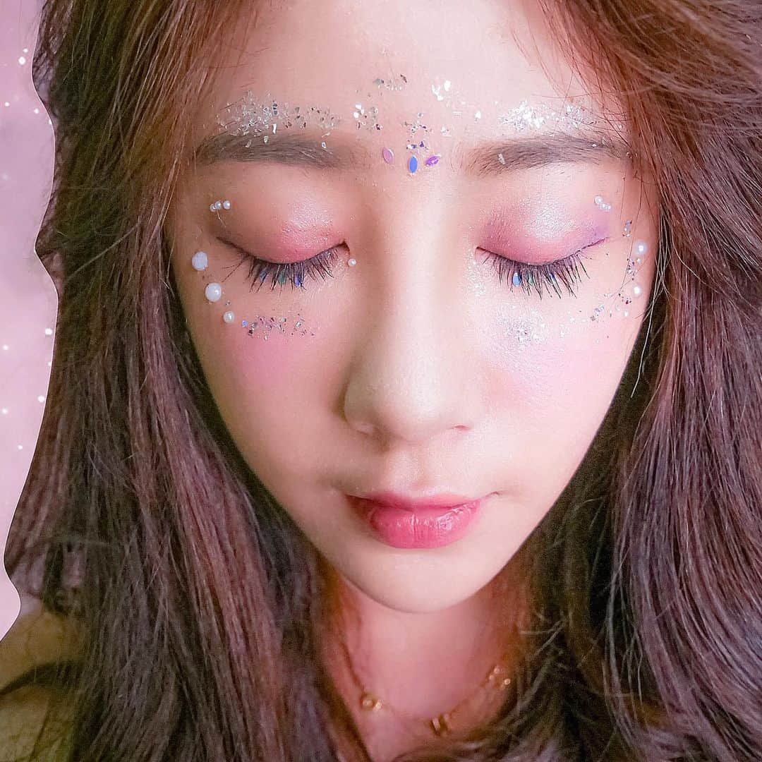 夏晴さんのインスタグラム写真 - (夏晴Instagram)「夏日的美人魚彩妝 準備要蹦迪了嗎？ 人魚公主搭配珍珠跟亮片 分享給大家  #彩妝 #美人魚 #makeuptutorial #makeup #mermaid #mermaidmakeup」6月22日 1時51分 - qing_413