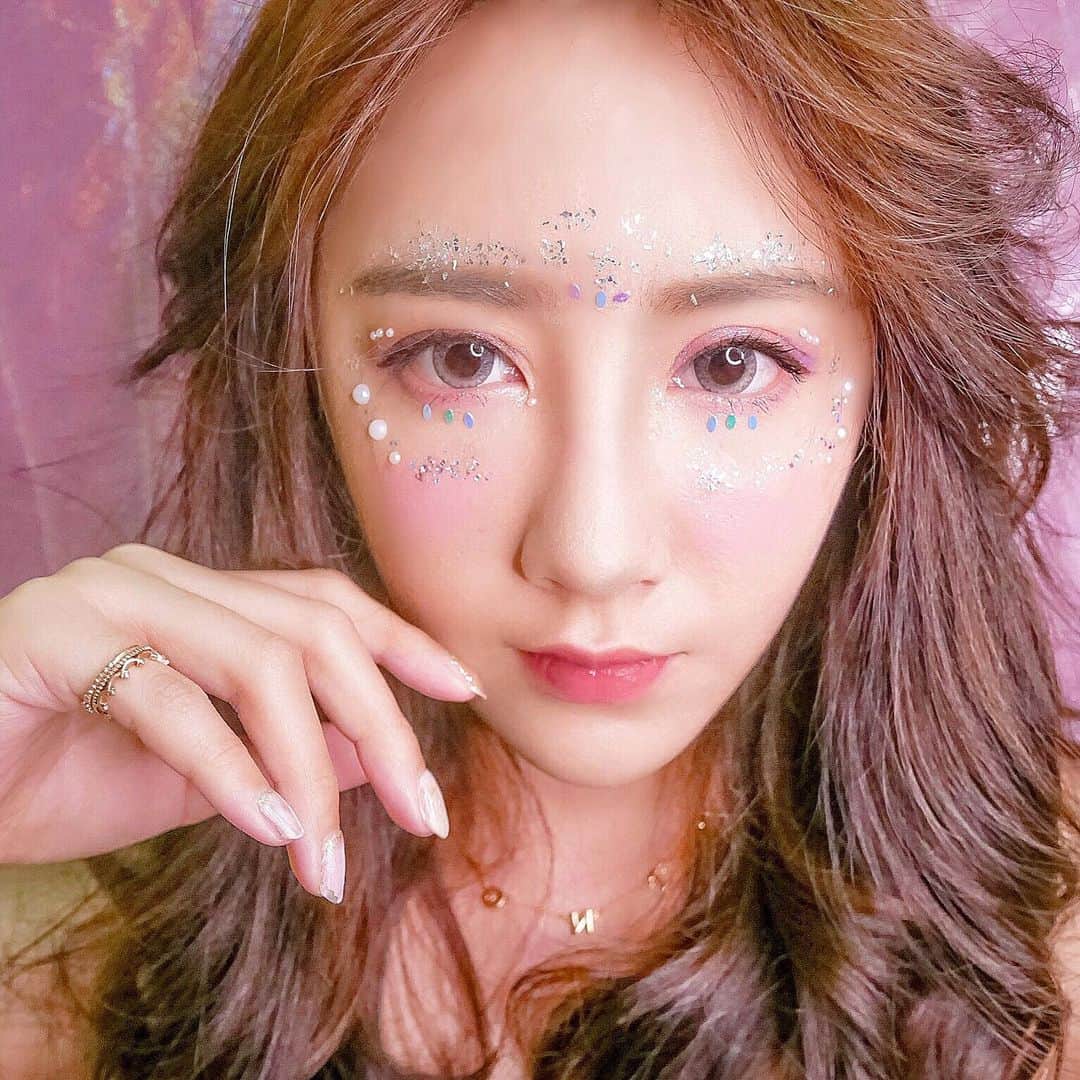 夏晴さんのインスタグラム写真 - (夏晴Instagram)「夏日的美人魚彩妝 準備要蹦迪了嗎？ 人魚公主搭配珍珠跟亮片 分享給大家  #彩妝 #美人魚 #makeuptutorial #makeup #mermaid #mermaidmakeup」6月22日 1時51分 - qing_413