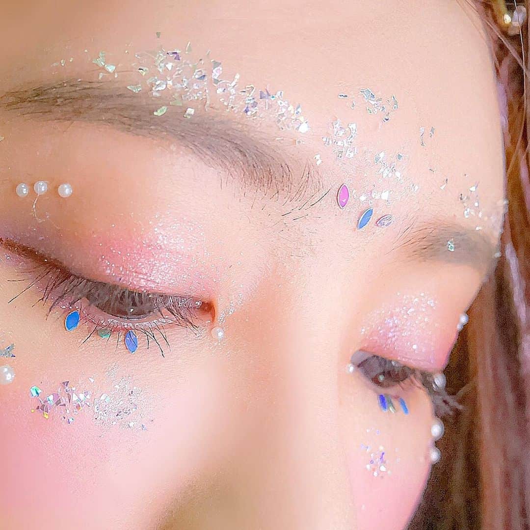夏晴さんのインスタグラム写真 - (夏晴Instagram)「夏日的美人魚彩妝 準備要蹦迪了嗎？ 人魚公主搭配珍珠跟亮片 分享給大家  #彩妝 #美人魚 #makeuptutorial #makeup #mermaid #mermaidmakeup」6月22日 1時51分 - qing_413