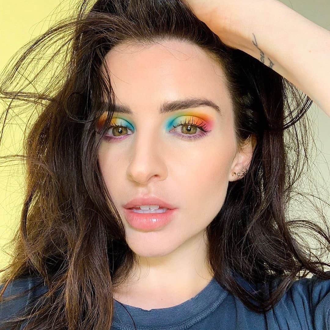 Tarte Cosmeticsさんのインスタグラム写真 - (Tarte CosmeticsInstagram)「🎵 But first, lemme take a selfie🎵 Our girl Jen rockin’ all the colorful shades from our #jessiepaegextarte let it rain-bow eye set for #NationalSelfieDay! 🌈🤳🏻📸 #crueltyfree #rethinknatural」6月22日 2時02分 - tartecosmetics