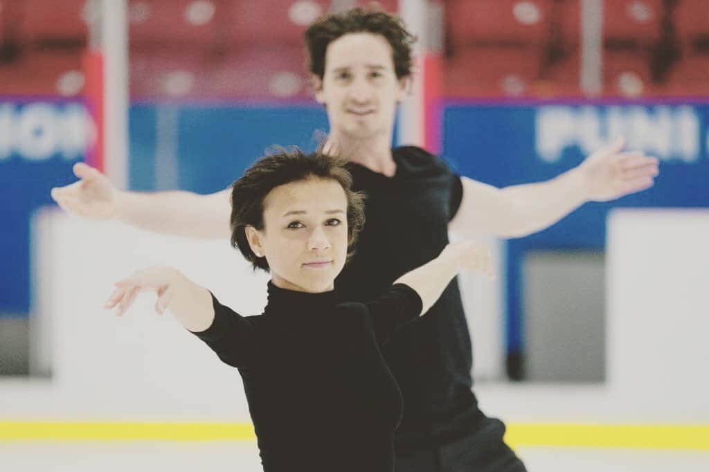 シャルリ・ビロドーのインスタグラム：「🎉🎉⛸⛸🎉🎉 Nous prendrons part à deux Grands Prix cette année! 🇨🇦Skate Canada International 🇨🇳Cup of China Enfin de retour sur le circuit international! 🤙」