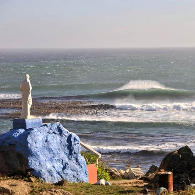 クリス・バーカードのインスタグラム：「All the religious symbolism in the world cannot stop this wave from being utterly terrifying. I drowned nearly 30 grand worth of camera year the next morning at this wave on a small boat and went home early. It was a true career defining moment that I was lucky to survive.」
