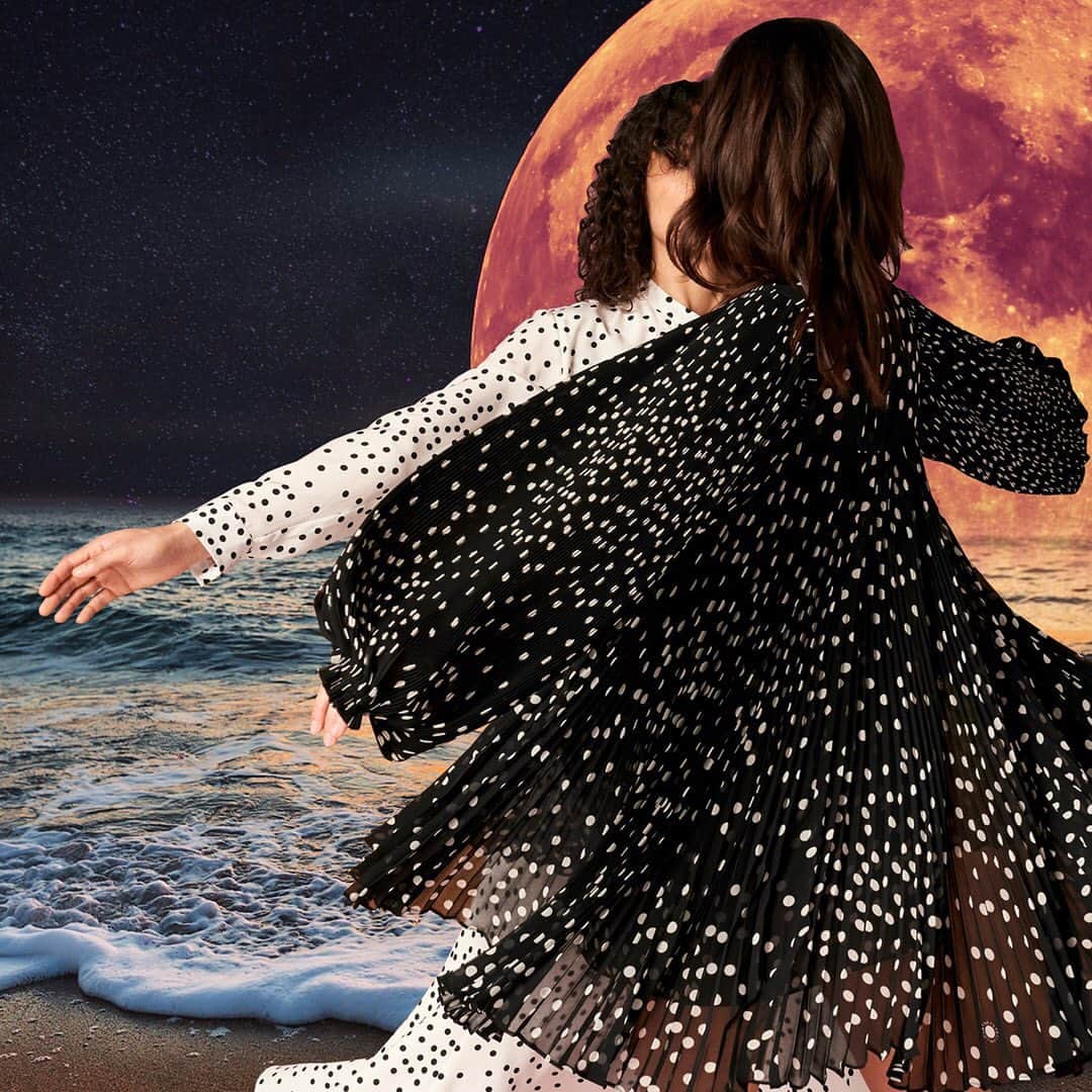 ステラ・マッカートニーさんのインスタグラム写真 - (ステラ・マッカートニーInstagram)「Dancing in the moonlight 🌔 Polka-dot dresses from the Autumn '19 collection are brought to life with movement and lightness. Available in-store and online now.⁣ ⁣ See more from the campaign on #StellasWorld. ⁣ ⁣⁣ #StellaAutumn19 #StellaMcCartney」6月22日 1時58分 - stellamccartney
