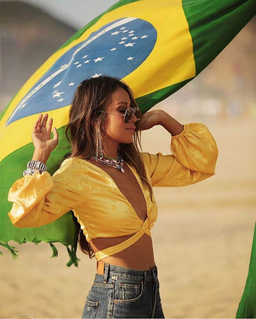 ダニジョーのインスタグラム：「Bringing the 🔥• @sincerelyjules rocking our summer favorites #dannijogirls」