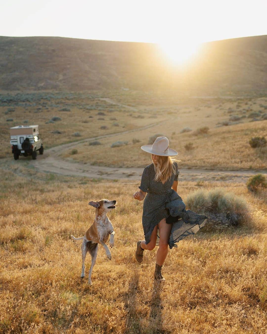 マディのインスタグラム：「Being in California makes me day dream about The Grapes of Wrath, I can almost just barley feel that journey all those Okies took down Route 66 in the hot sun. In all their hard days I hope they found a few sunsets filled with little moments like this. ⁣ ⁣ The story of Okies migrating to California is a long and winding one that I can’t type out fully here, I figure most of y’all wizzing by on daily scrolling would nod off! But I can simply say at the time Okies migrants were met with disdain (once the crops were harvested, or too many showed up) but ultimately they injected California with a needed shot of culture. ⁣ ⁣ You can thank an Okie today for that beautiful country music that came out of California. Like Merle Haggard to Jon Pardi today ✨」