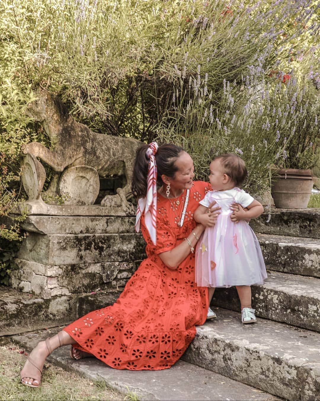 Mariko Kuoさんのインスタグラム写真 - (Mariko KuoInstagram)「What a beautiful evening spent with the @ilgufo_official family!  Ayame and I were the luckiest girls being able to attend their fashion show set in a stunning Secret Garden in Florence.  From the intricate embroidery work to embellishment adorned on accessories, the show led us on a journey to a magical world which took our breath away! Thank you for an incredible evening that I know Ayame and I will both cherish forever! #ilGufoSecretGarden [AD | Press Trip]」6月22日 2時04分 - marikokuo