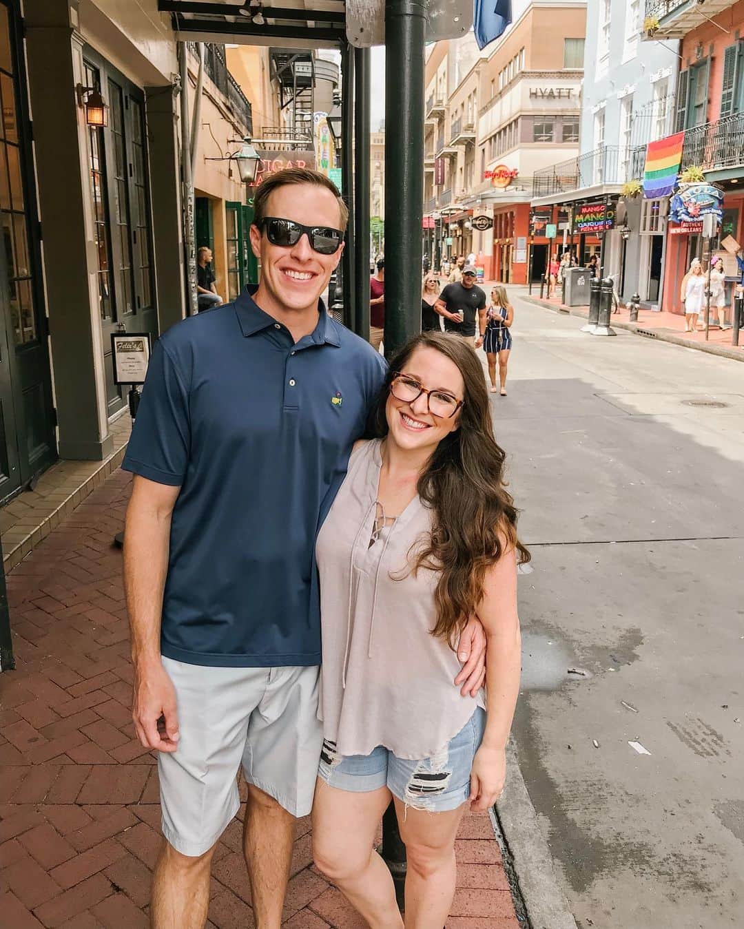 カーリー・パターソンのインスタグラム：「Parents on the loose in Nola⚜️ Can’t wait to see our baby cousin get married tonight!!! #parrolovebyrds」