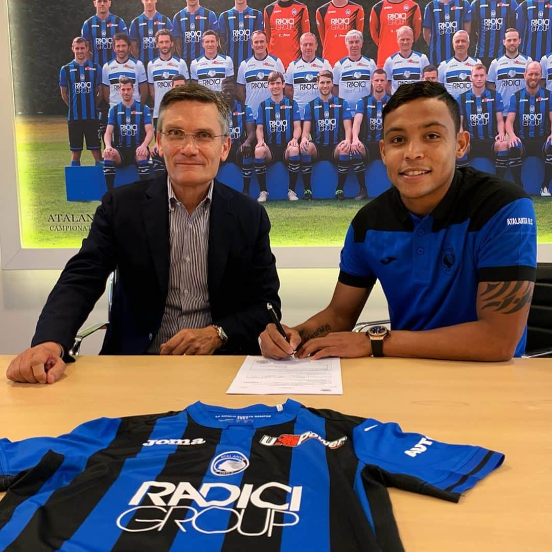 アタランタBCさんのインスタグラム写真 - (アタランタBCInstagram)「😍 Il primo giorno da atalantino di @luisfmuriel9! 🙌 Luis #Muriel’s first day as an #Atalanta player 🖤💙 - #WelcomeMuriel #Atalanta3uropa #GoAtalantaGo ⚫️🔵」6月22日 2時07分 - atalantabc