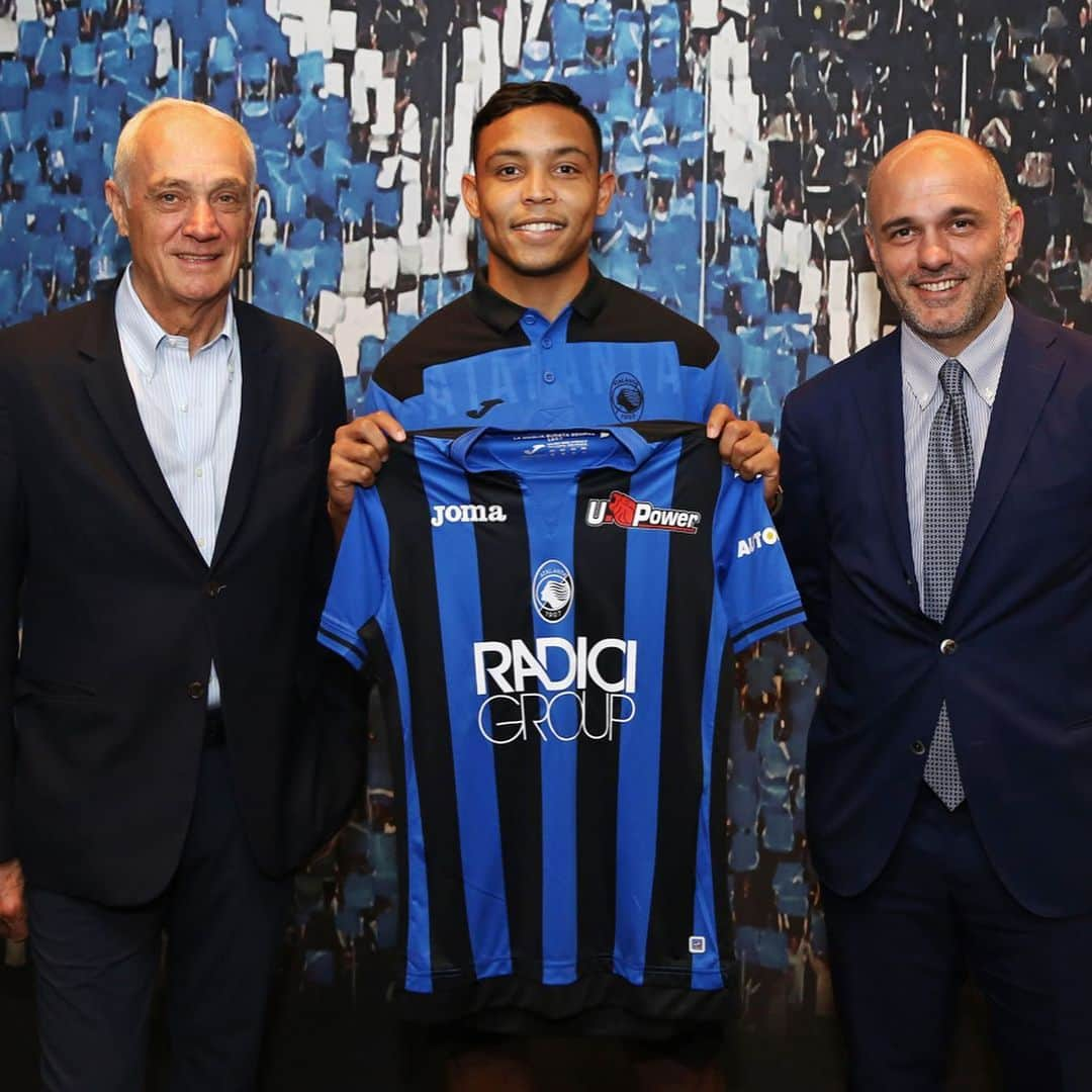 アタランタBCさんのインスタグラム写真 - (アタランタBCInstagram)「😍 Il primo giorno da atalantino di @luisfmuriel9! 🙌 Luis #Muriel’s first day as an #Atalanta player 🖤💙 - #WelcomeMuriel #Atalanta3uropa #GoAtalantaGo ⚫️🔵」6月22日 2時07分 - atalantabc