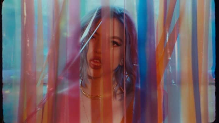 HEY VIOLETのインスタグラム：「the “close my eyes” video is out nowwwwwww ✨ link in bio to go watch it!!!」