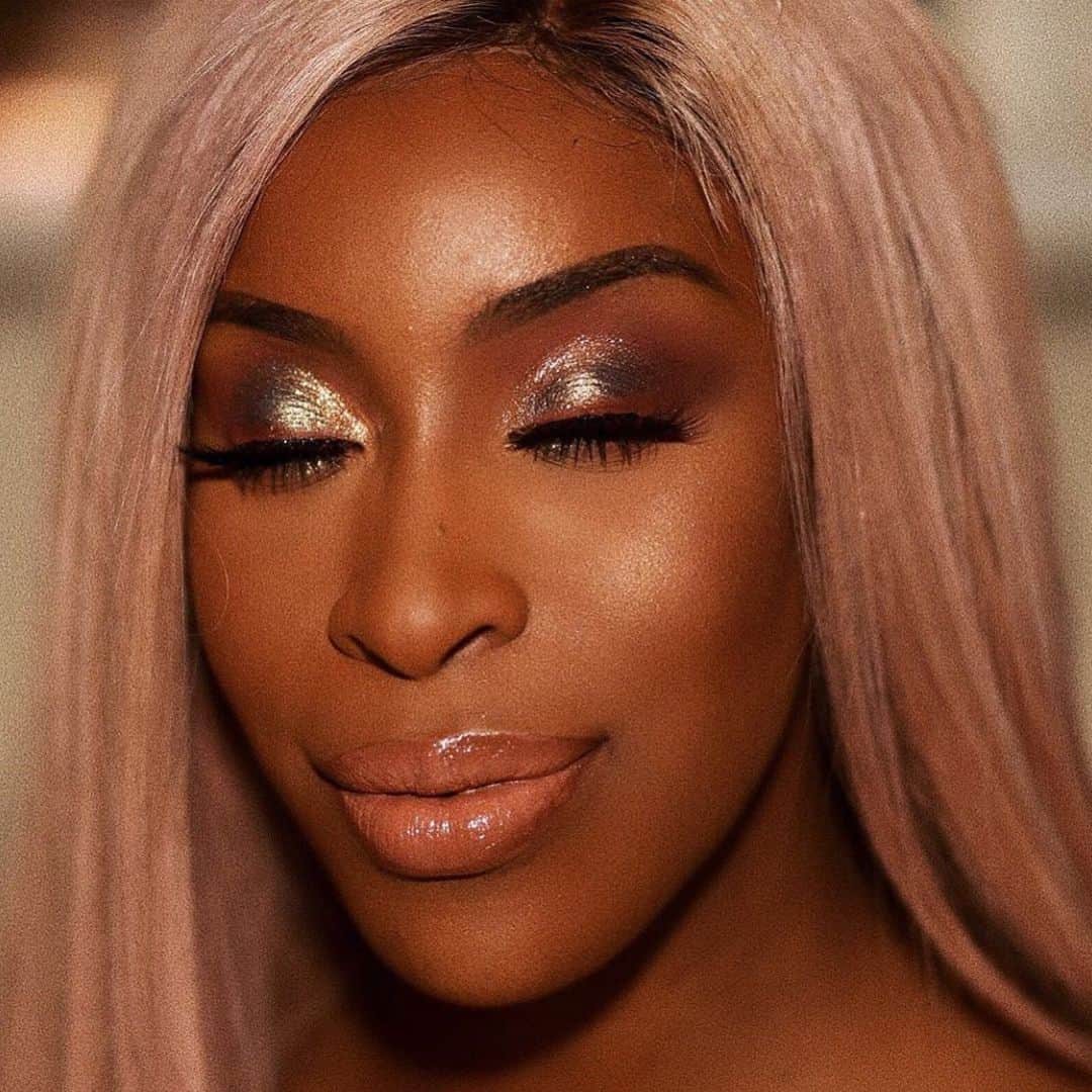 Makeup Addiction Cosmeticsさんのインスタグラム写真 - (Makeup Addiction CosmeticsInstagram)「Obsessed with this sultry look by @jackieaina using our Antique bronze and marbled smoke pigments! 🔥🔥 ✨ Who loves a bronzy eye look? #makeupaddiction #makeupaddictioncosmetics」6月22日 2時09分 - makeupaddictioncosmetics