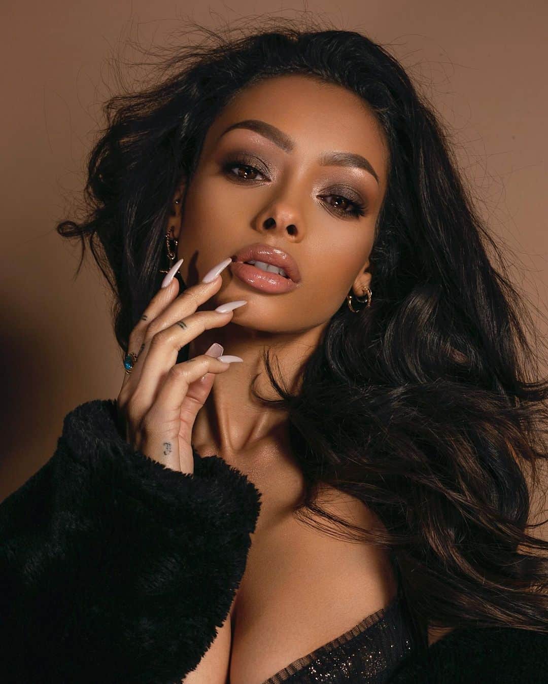 ジェイデ・ピアスのインスタグラム：「My body a drug and he need it. Photographer: @arrondunworth Hair: @jamescatalanohair Makeup: @jaydepierce」