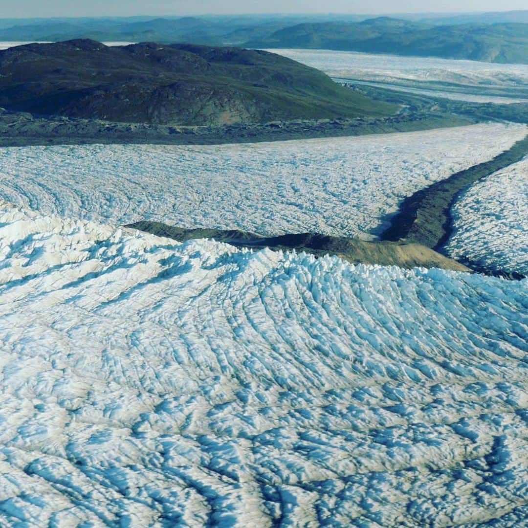 NASAさんのインスタグラム写真 - (NASAInstagram)「It’s easy to imagine Greenland as a land of perpetual ice, but scientists estimate that the Greenland Ice Sheet may be gone within a millennium if greenhouse gas emissions continue to increase and warm the atmosphere at their current rate. This would generate more sea level rise than previously thought. Learn more @nasaearth 📷: NASA/Jefferson Beck/George Potter  #earth #greenland #ice #nasa」6月22日 2時14分 - nasagoddard