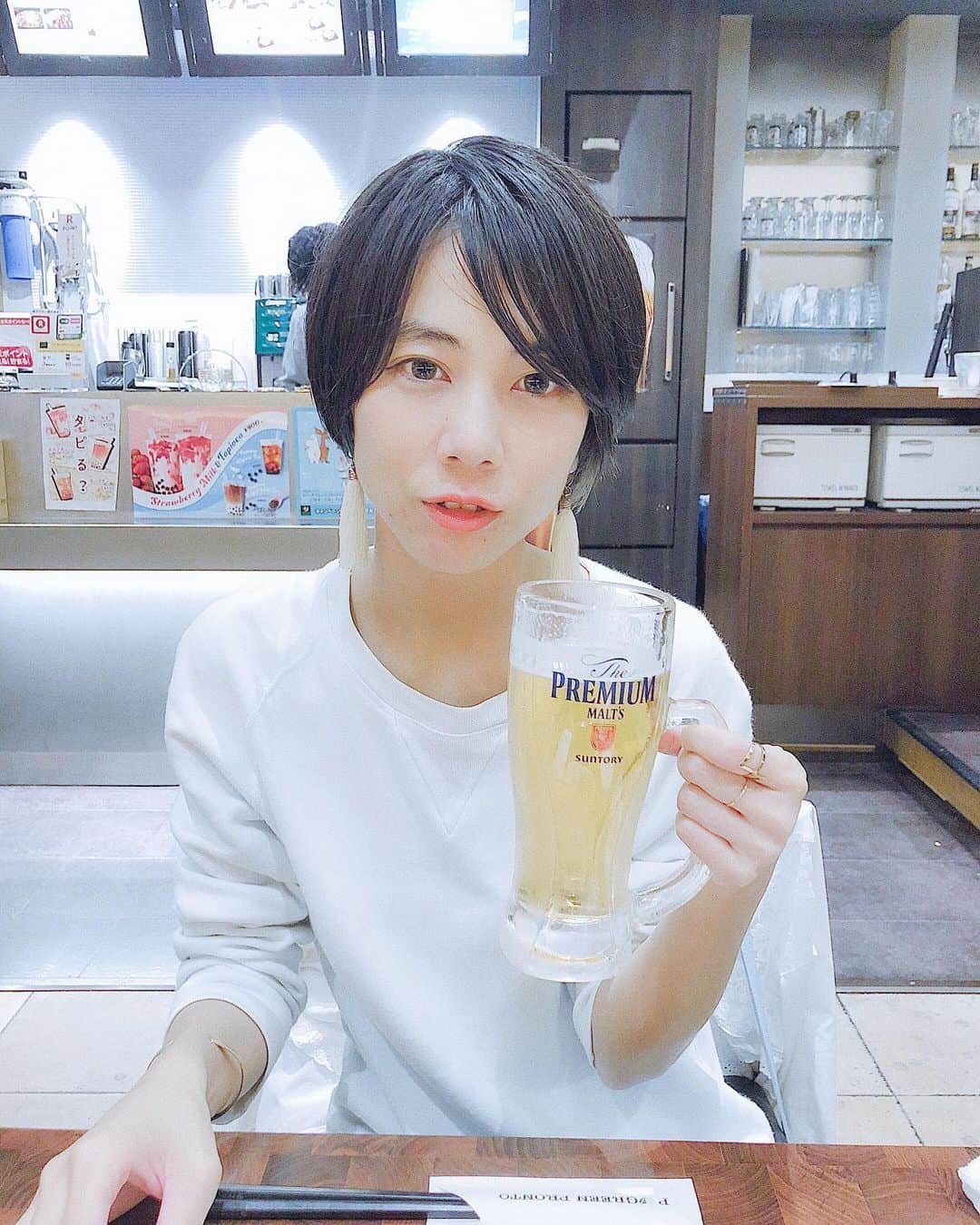 木村仁美のインスタグラム：「人生で初。妹ちゃんと2人きりで飲みに行った日。 ランブルスコばっかり飲んでお店のランブルスコ空けてしまった。  もう一軒はしごして、終電帰りして一緒にお風呂入って明け方まで家でも飲んで楽しかった(共にお酒強過ぎ)  イケメン~男の子~みたいと何度も言われてわりと嬉しい姉。人生はつづく🍺 . . . . . .  #ショートカット #ショート女子 #黒髪ショート #古着好き #穏やかな時間 #オフモード」