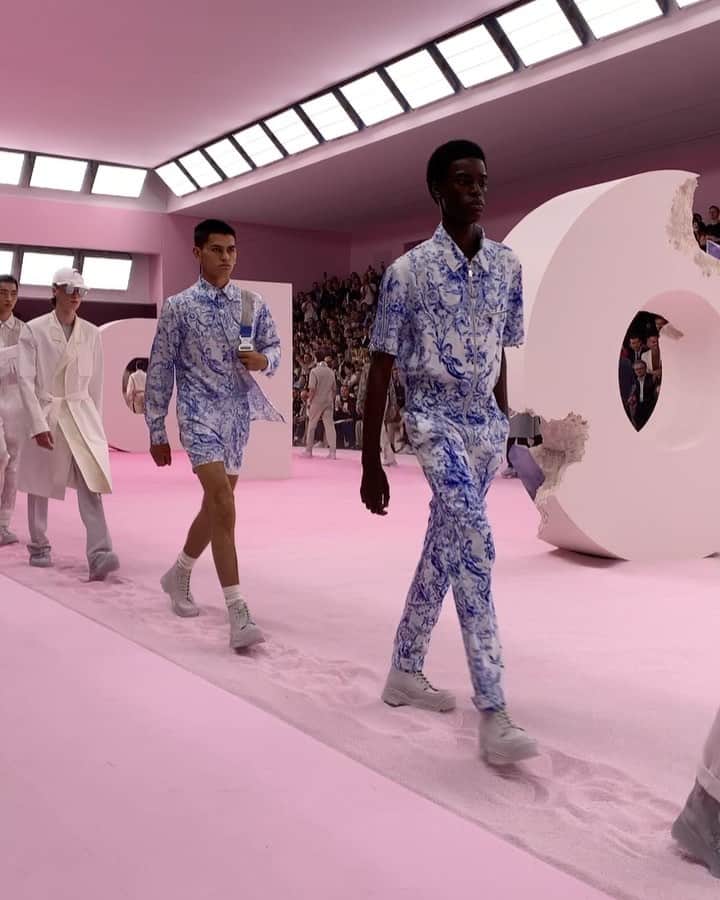 スコット・シューマンのインスタグラム：「Fantastic collection by @mrkimjones for @dior ! Clothes that look great on the runway and even better in stores!」
