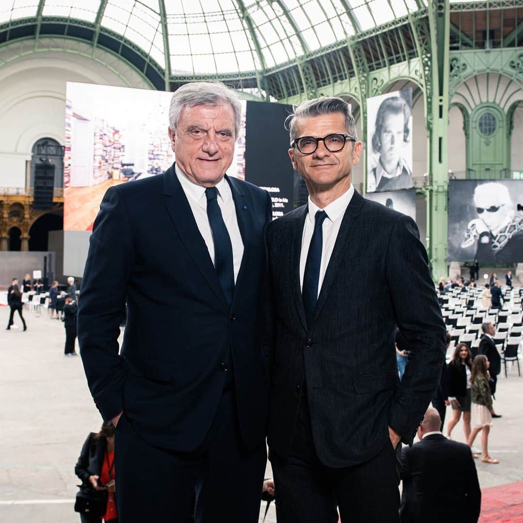 LVMHさんのインスタグラム写真 - (LVMHInstagram)「#KarlForEver - Tribute to Karl Lagerfeld  Yesterday, Paris paid tribute to #KarlLagerfeld during a unique memorial night designed by Opera Director, Robert Carsen in Paris at the Grand Palais.  The LVMH family gathered at this spectacular memorial, which echoed the immense talent and legacy of a fashion visionary.  His unprecedented creativity was portrayed through video clips of the couturier’s life and testimonials from personalities who were close to him, along with performances by actors, musicians and dancers whose work he admired, interpreting pieces that he loved.  From Paris to Rome, this tribute will continue with Fendi.  _ #LVMH #Fendi」6月22日 2時30分 - lvmh