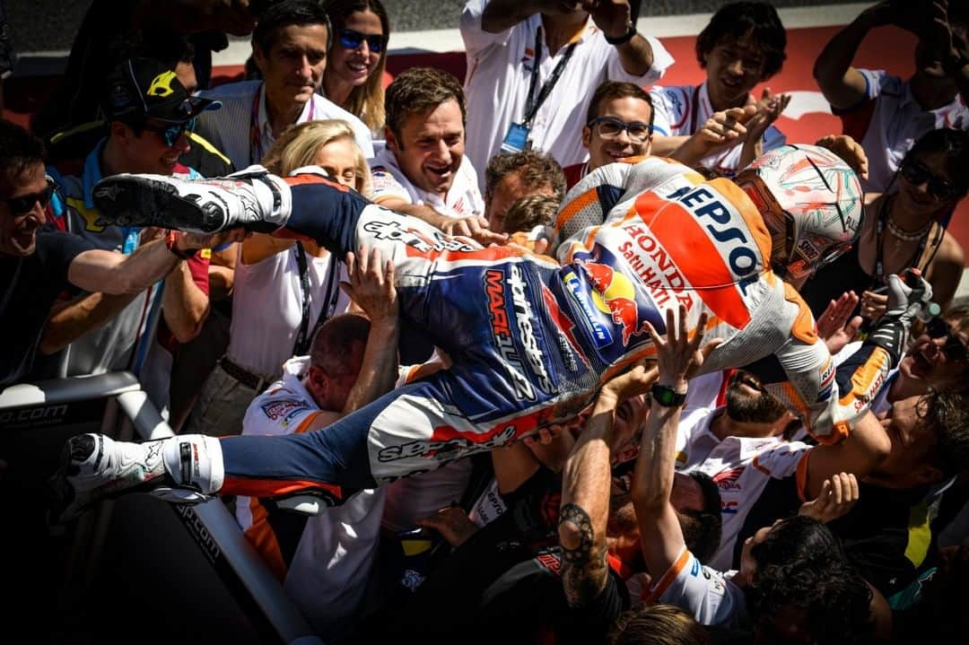 MotoGPさんのインスタグラム写真 - (MotoGPInstagram)「Jumping into the weekend like... 🥳 // #CatalanGP 🏁 #MM93 #Motorcycle #Racing #Motorsport #MotoGP70 #MotoGP」6月22日 2時30分 - motogp