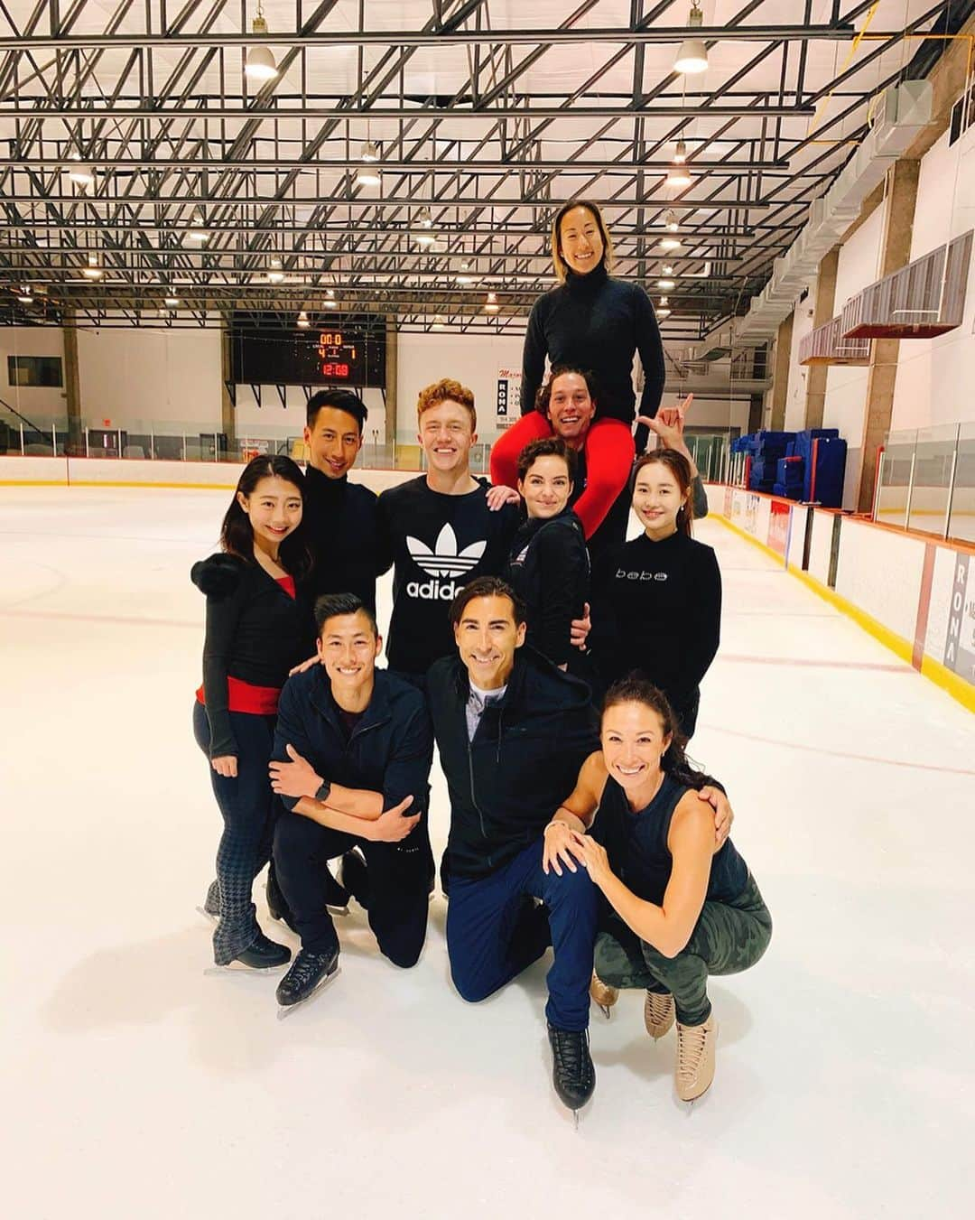 パク・ソヨンのインスタグラム：「I’m so happy working with you guys 😘✨ #Axel#skaters#cirquedusoleil」