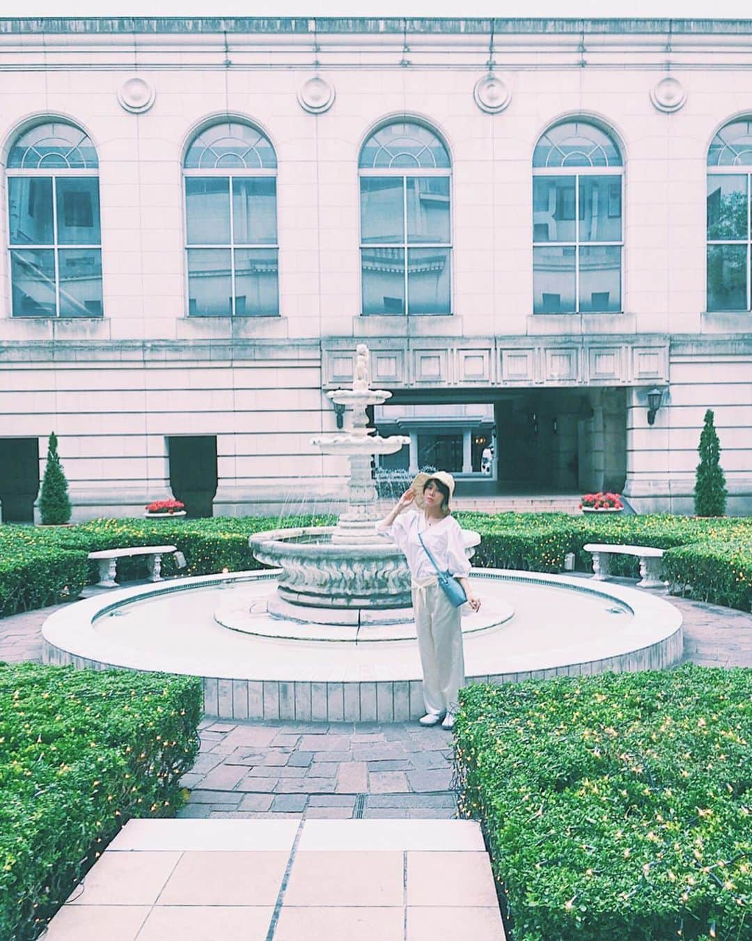 木村仁美のインスタグラム：「とある日、中庭の噴水⛲️. 全身オールホワイトコーデ。👒 . . . . #古着コーデ  #横浜 #中庭 #レトロ建築 #古着女子 #麦わら帽子 #夏コーデ #ショートトリップ #yokohama #異国情緒 #ノスタルジック #dancerslife #artist #nostalgic #japanesegirl」