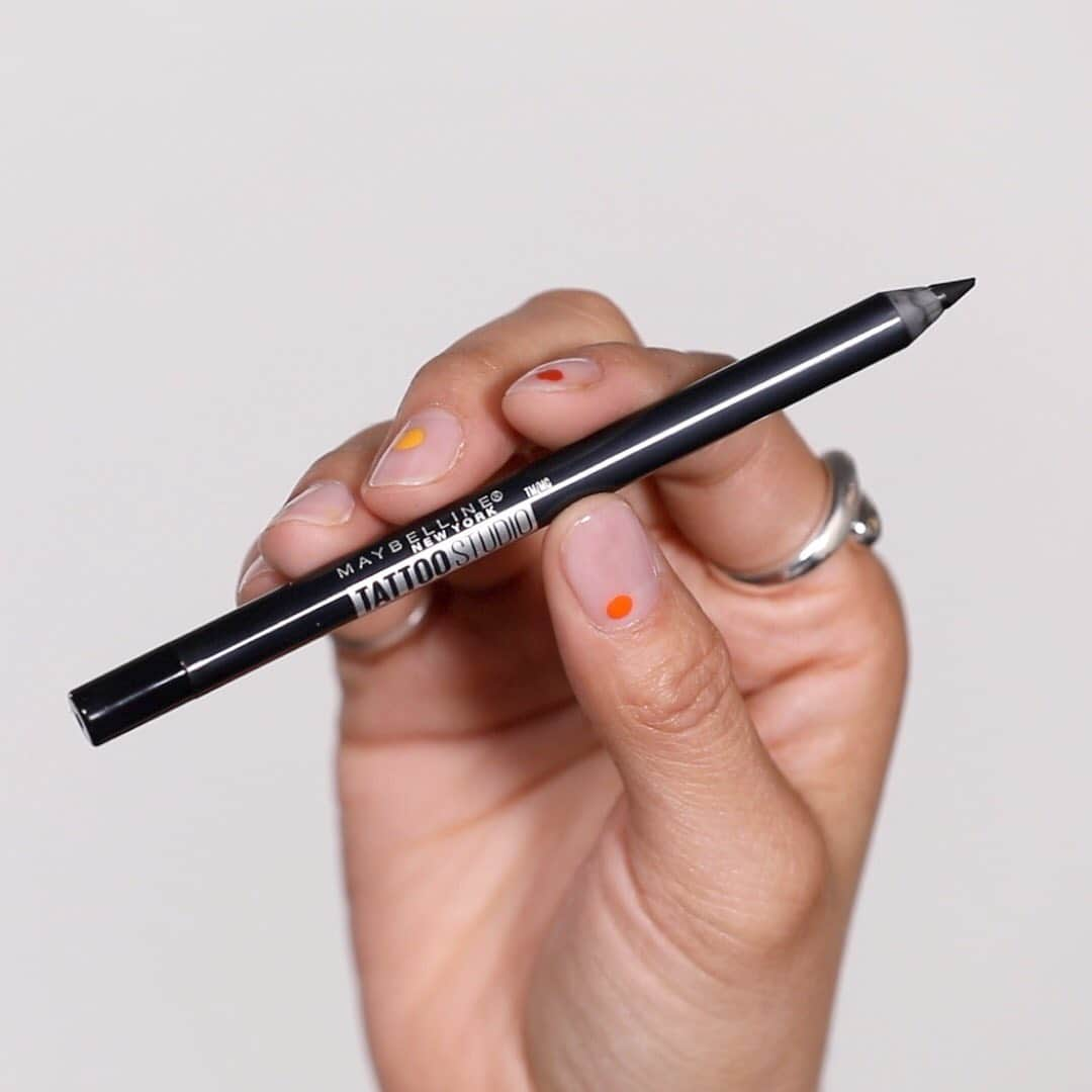 Maybelline New Yorkさんのインスタグラム写真 - (Maybelline New YorkInstagram)「Happy #firstdayofsummer! ☀️ Beat the heat with our waterproof tattoo studio liner in ‘deep onyx’! Easily create a cat eye, apply on the waterline or blend to create a smokey eye, this liner is staying put! Tag someone that needs to try it! #mnyliner」6月22日 2時35分 - maybelline