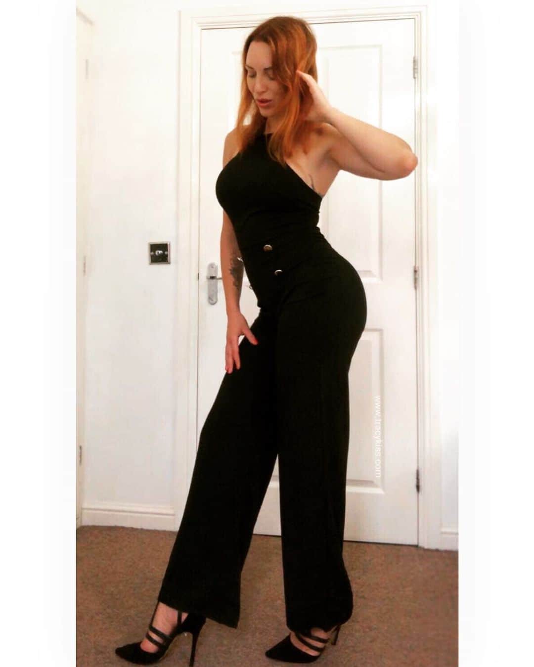 トレーシー・キスさんのインスタグラム写真 - (トレーシー・キスInstagram)「All about that curve appeal 🧡 Jumpsuit: @femmeluxefinery ------------------------ #luxegal #jumpsuit #honormycurves #allblackeverything #tracykiss #gymlife #bodygoals #feminism #muscles #earnedit #tattoo #healthy #bodytransformation #inspiration #gains #motivation #ootd #fashion #weightloss #fitness #success #girlpower #redhead #ootn #lotd #veganism #girl #gym #bodybuilding #vegan」6月22日 2時46分 - tracykissdotcom
