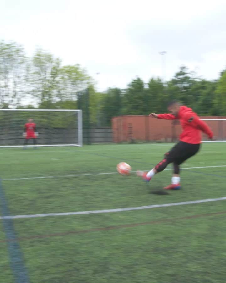 F2Freestylersのインスタグラム：「😱👟🌟 FOOTWORK... WEAK FOOT... TOP BINS... 💥🎯」