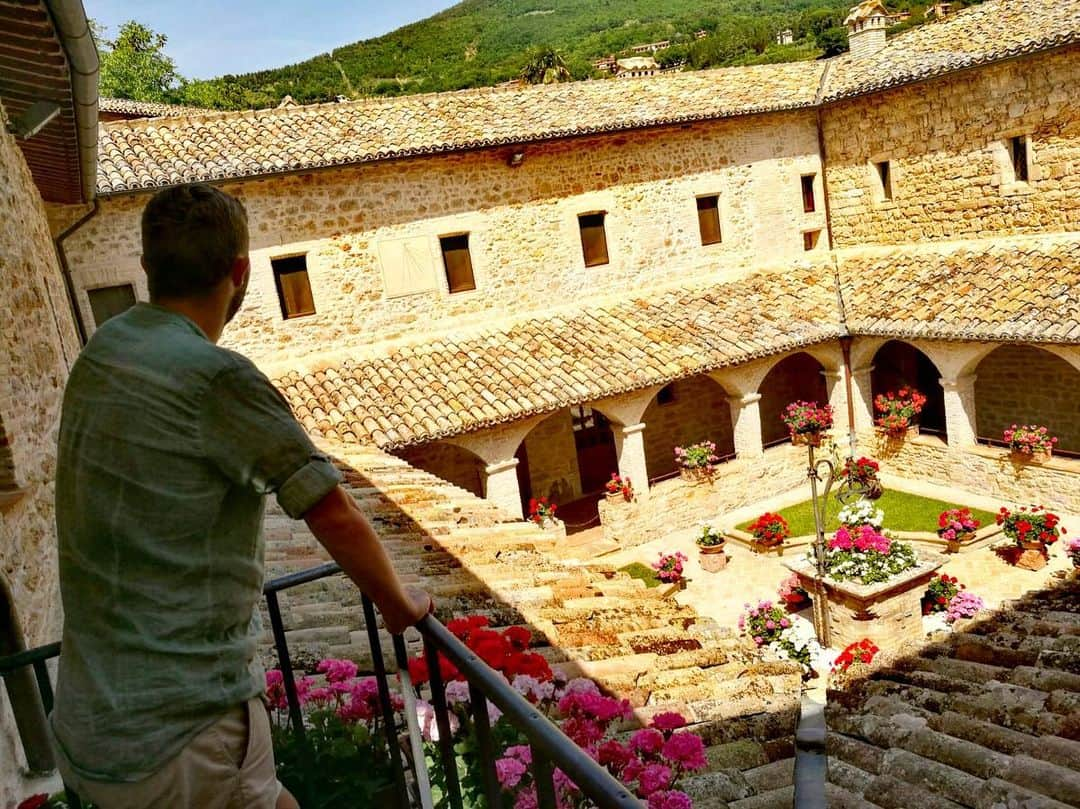 ジャニス・キャバニャのインスタグラム：「Tre giorni immerso nell’Arte e nella Bellezza! Un salto nel passato per ricominciare a pensare al futuro! #assisi #umbria #italy」