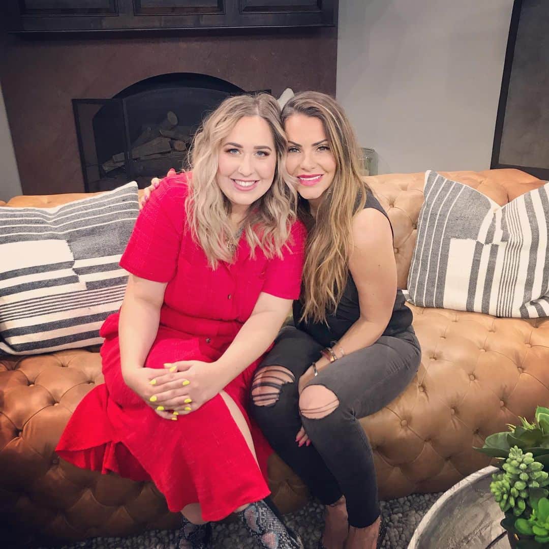 ミッチェル・マネーのインスタグラム：「This girl (@heyelizabethfaye ) has been such an influential force for me while making the leap back into the hair world! Her passion for the industry and authentic approach to teaching and uplifting has really impressed me. I was so happy to have her on @goodthingsutah to talk about her upcoming live @hairloveretreat podcast tour! She is making a stop in Salt Lake City where Lacy from @lacedhairextensions and I will be speaking! Thanks to the support from @redken and @schedulicity ,all the money from ticket sales will be going to @lacedhairfoundation which is AMAZING! We are giving away tickets and all the info is below! Check it out! 🦋 HAIR LOVE TOUR GIVEAWAY 🦋⁣ ⁣ That’s right! We are giving away tickets to 10 lucky people for both you and a friend to the Hair Love Radio event in Salt Lake City on July 28th. ⁣ ⁣ This is going to be an AMAZING evening that includes a live interview for Hair Love Radio, swag bags, networking, and a live DJ! If you are in the area, you definitely don’t want to miss it!⁣ ⁣ ✨Here’s how to enter✨⁣ 1. In the comments below, share a fear you are working on overcoming, and what message you are telling yourself to kick that fear to the curb! ⁣ ⁣ 2. Follow @hairloveretreat, @michellemoney, and @heyelizabethfaye 💗⁣ ⁣ 3. If you want a bonus entry, share on your story how you are overcoming your fear (and be sure to tag us)!⁣ ⁣ We can’t wait to hear how you are taking steps to choose love over fear. Good luck babes! ☘️ #hairlovetour #hairloveradio #hairloveretreat」