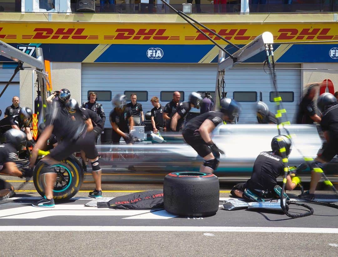 MERCEDES AMG PETRONASさんのインスタグラム写真 - (MERCEDES AMG PETRONASInstagram)「Formula 1 pit stops: blink and you’ll miss them! 🔥 • #MercedesAMGF1 #Mercedes #F1 #Pitstops #FrenchGP #PETRONASmotorsports」6月22日 3時03分 - mercedesamgf1