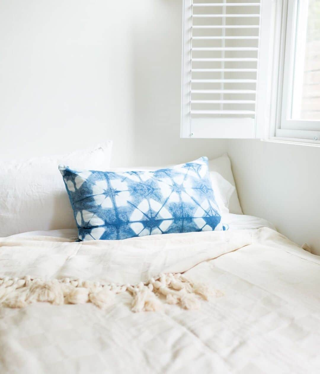 The Little Marketさんのインスタグラム写真 - (The Little MarketInstagram)「Get the laid-back look with new indigo pillows and cozy neutral throws, perfect for breezy summer nights. Each item is handmade and supports job security for artisans in El Salvador. Shop new arrivals at thelittlemarket.com. 💙」6月22日 2時57分 - thelittlemarket